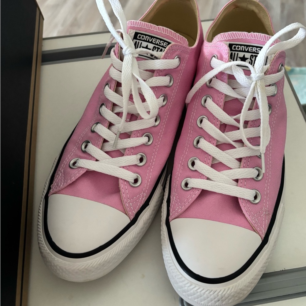 Women’s Size 11W Pink Chuck Taylor All-Stars Low-Top Converse